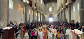 Giovani e famiglie riempiono di gioia la Cattedrale di Cefalù